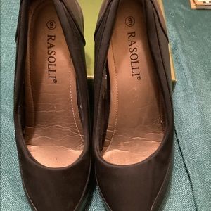 WOOD HEELED BLACK MATERIAL PUMPS